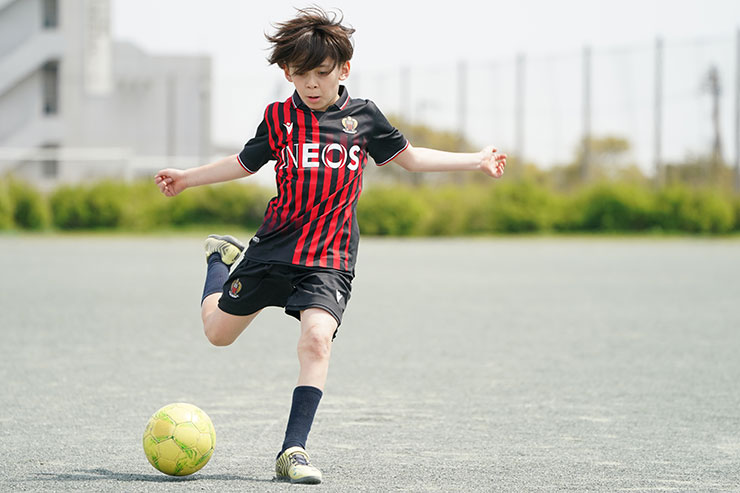 FE 100-400mm F4.5-5.6 GM OSS・シャッター優先1/1000秒で撮影したサッカーをする少年の連写画像5