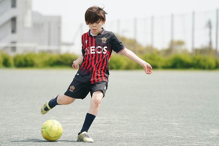 FE 100-400mm F4.5-5.6 GM OSS・シャッター優先1/1000秒で撮影したサッカーをする少年の連写画像6