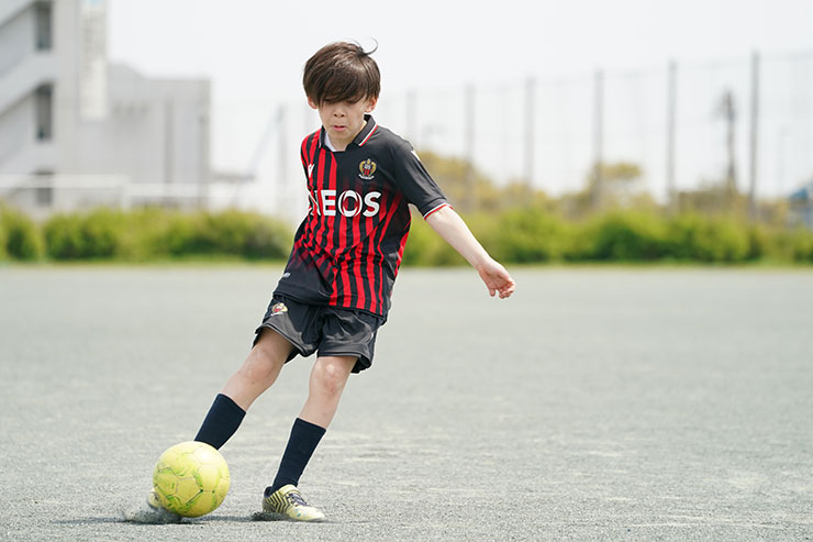 FE 100-400mm F4.5-5.6 GM OSS・シャッター優先1/1000秒で撮影したサッカーをする少年の連写画像7
