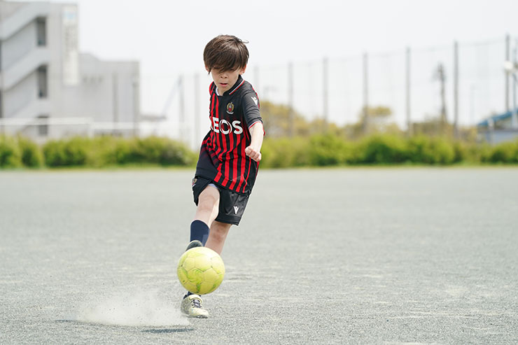 FE 100-400mm F4.5-5.6 GM OSS・シャッター優先1/1000秒で撮影したサッカーをする少年の連写画像8
