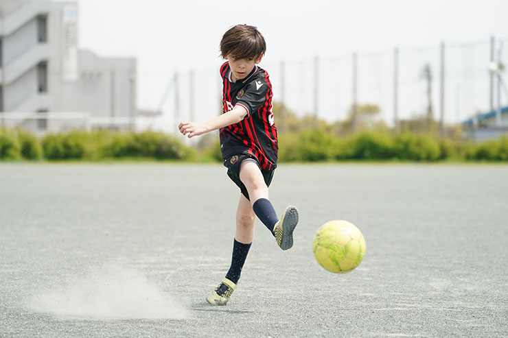 FE 100-400mm F4.5-5.6 GM OSS・シャッター優先1/1000秒で撮影したサッカーをする少年の連写画像9