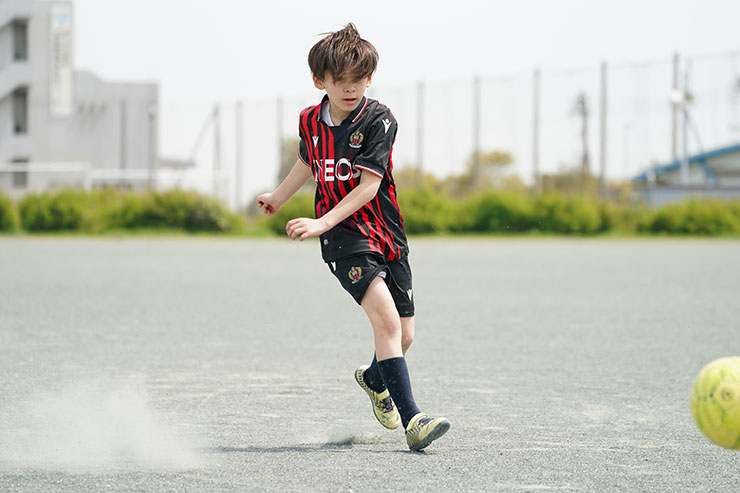 FE 100-400mm F4.5-5.6 GM OSS・シャッター優先1/1000秒で撮影したサッカーをする少年の連写画像10