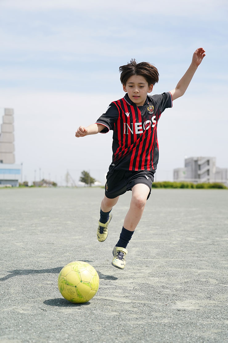 FE 24-105mm F4 G OSS・シャッター優先1/1600秒で撮影したサッカーボールを蹴る少年の連写画像1