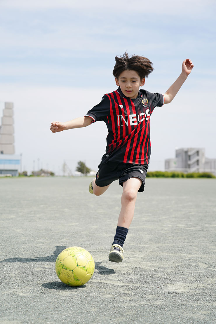 FE 24-105mm F4 G OSS・シャッター優先1/1600秒で撮影したサッカーボールを蹴る少年の連写画像2