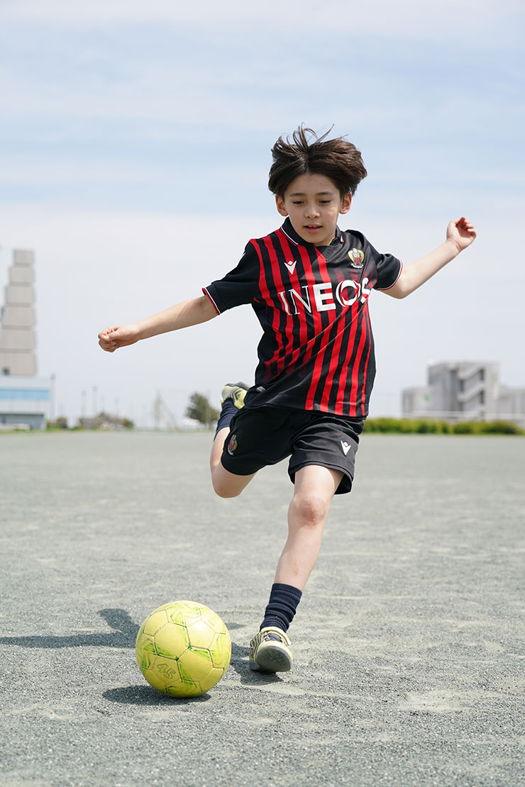 FE 24-105mm F4 G OSS・シャッター優先1/1600秒で撮影したサッカーボールを蹴る少年の連写画像3