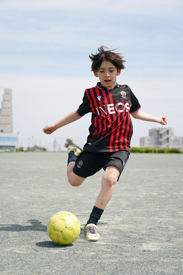 FE 24-105mm F4 G OSS・シャッター優先1/1600秒で撮影したサッカーボールを蹴る少年の連写画像4