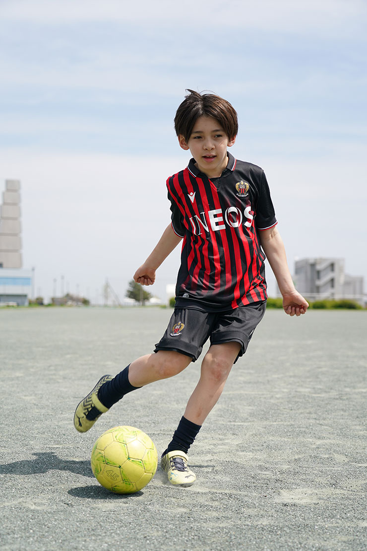 FE 24-105mm F4 G OSS・シャッター優先1/1600秒で撮影したサッカーボールを蹴る少年の連写画像5