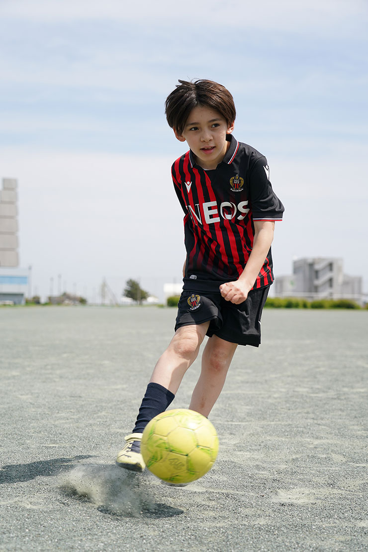 FE 24-105mm F4 G OSS・シャッター優先1/1600秒で撮影したサッカーボールを蹴る少年の連写画像6