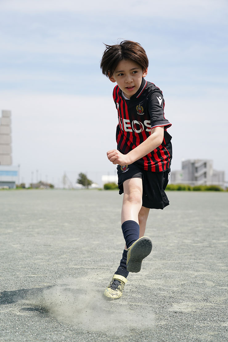 FE 24-105mm F4 G OSS・シャッター優先1/1600秒で撮影したサッカーボールを蹴る少年の連写画像7