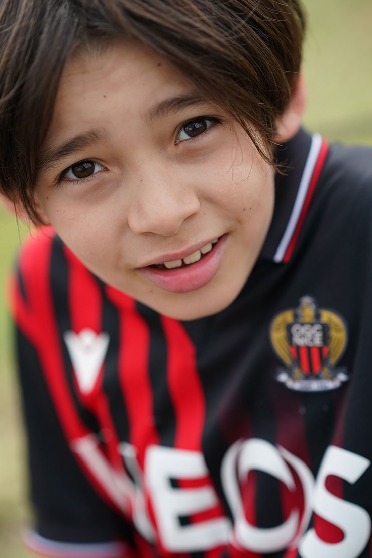 EF 85mm F1.4 GMで撮影したサッカー少年のアップの画像