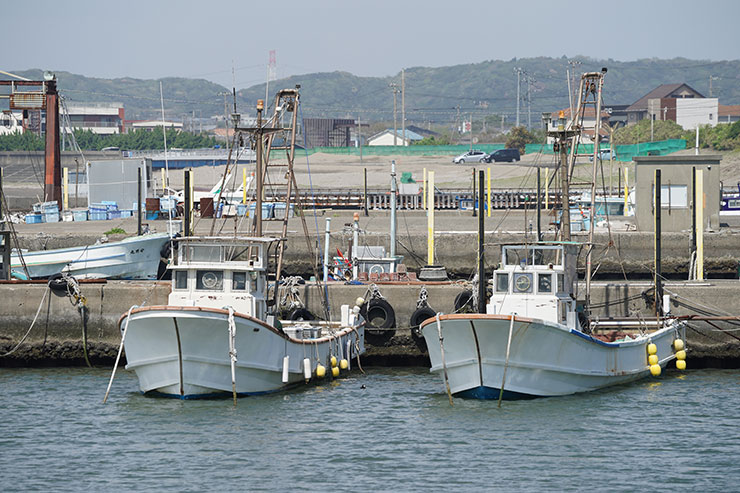 α9 Ⅱ・FE 100-400mm F4.5-5.6 GM OSS・1/400秒で撮影した港に停泊する船の画像