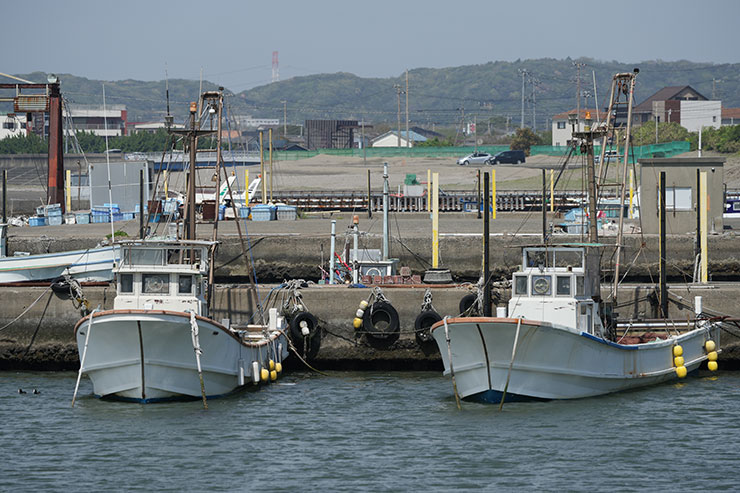 α7 Ⅳ・FE 100-400mm F4.5-5.6 GM OSS・1/400秒で撮影した港に停泊する船の画像