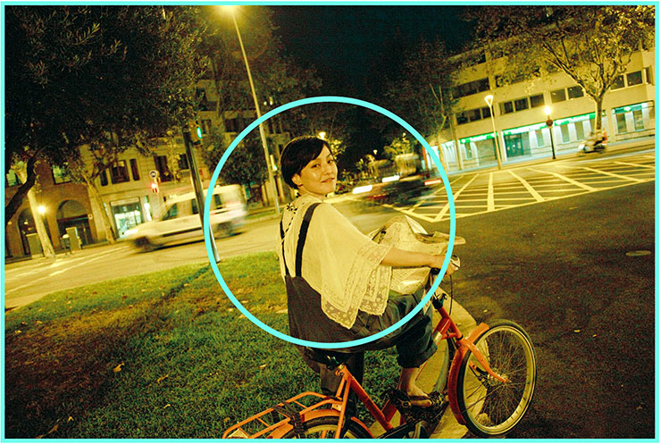 日の丸構図で撮影した自転車に乗りながら振り向く女性の画像