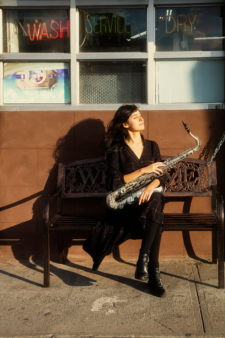三分割法で撮影した女性ジャズミュージシャンが楽器を持って座っている画像