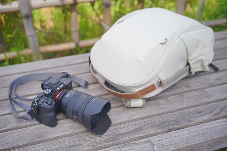 SONY α7 Ⅳ（カメラ）・FE 24-105mm F4 G OSS（レンズ）・Peak Design L（リーシュ）-AS-3（ストラップ）・Peak Design Everyday backpack Zip 15L Bone（リュック）の画像