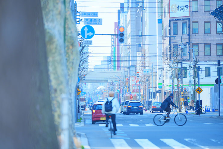 札幌の街の道路やビルの画像