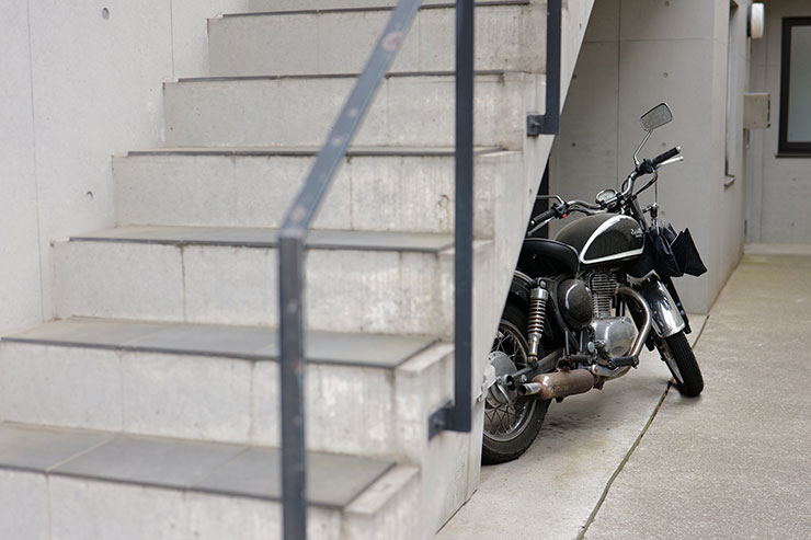 Leica SL2-S・ズミクロンSL f2/50mm ASPH.で撮影した階段下のバイクの画像