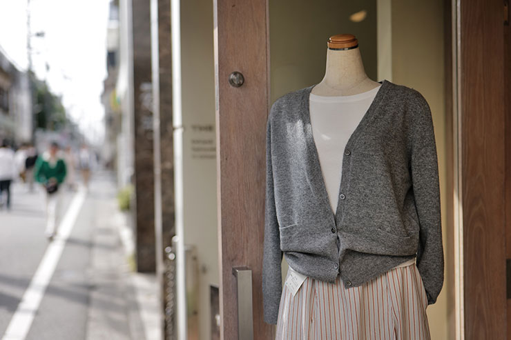 Leica SL2-S・ズミクロンSL f2/50mm ASPH.で撮影したカーディガンを着たマネキンの画像