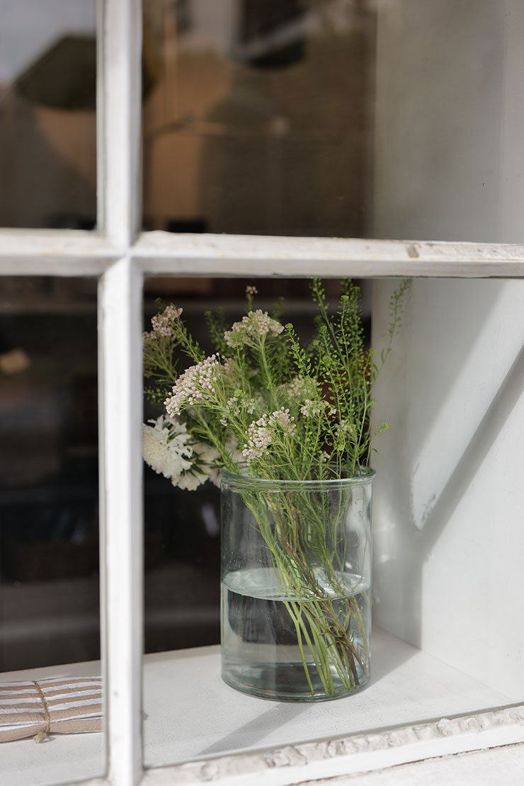 Leica SL2-S・ズミクロンSL f2/50mm ASPH.で撮影した窓際の花瓶の画像