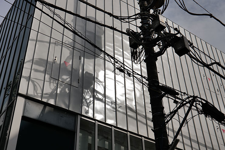 Leica SL2-S・ズミクロンSL f2/50mm ASPH.で撮影した建物と電柱の画像