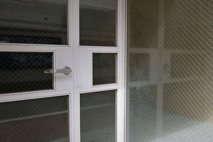 Leica SL2-S・ズミクロンSL f2/35mm ASPH.で撮影したガラスのドアの画像