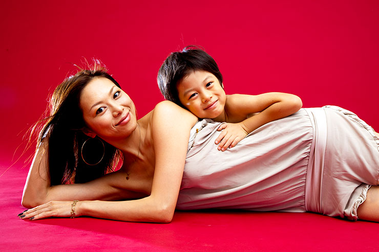 硬い光で撮影した親子の画像