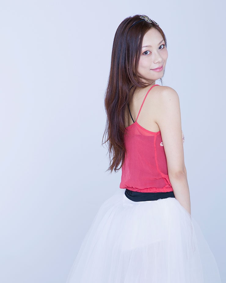 柔らかい光で撮影した振り返る女性の画像