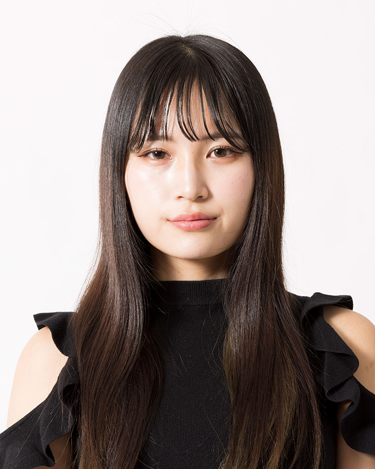 バウンス（アンブレラ使用）で撮影した女性の画像