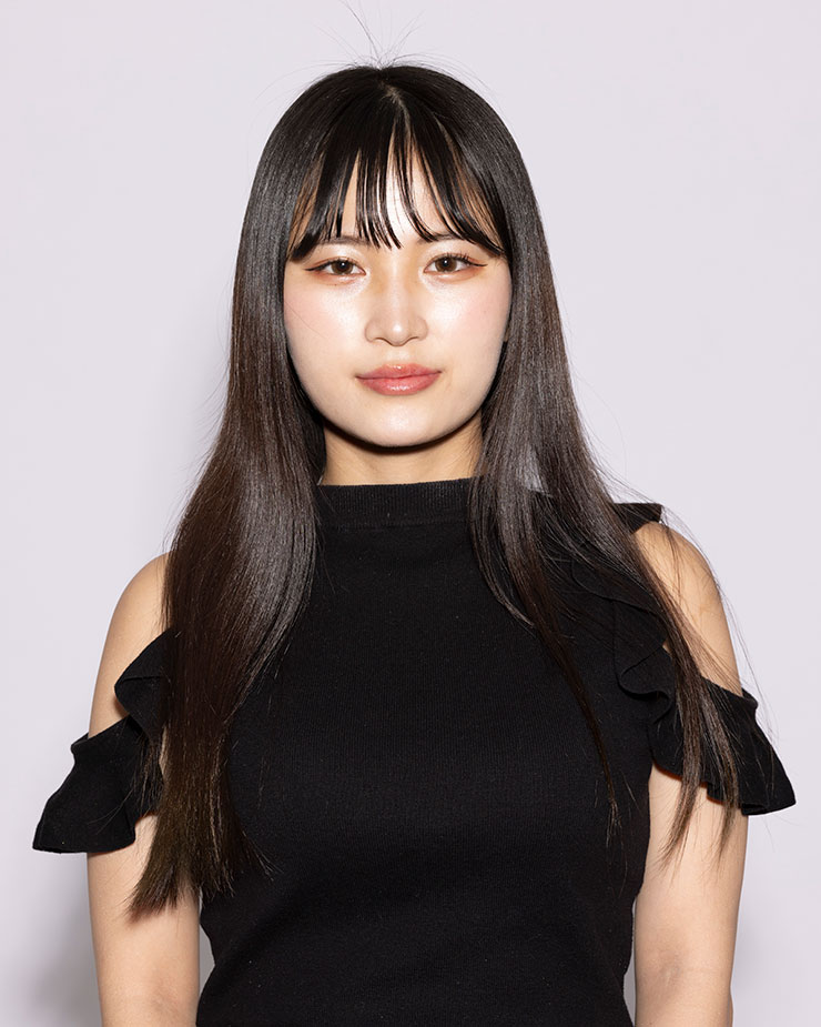 被写体の真正面からライティングした女性の画像