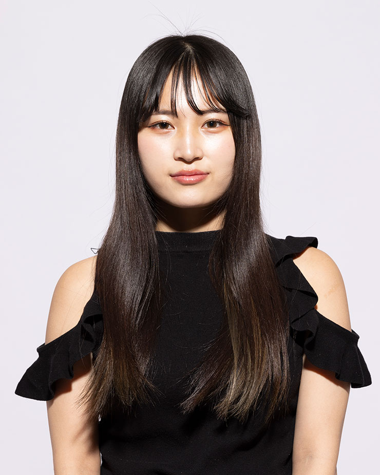 被写体の正面斜め上からライティングした女性の画像