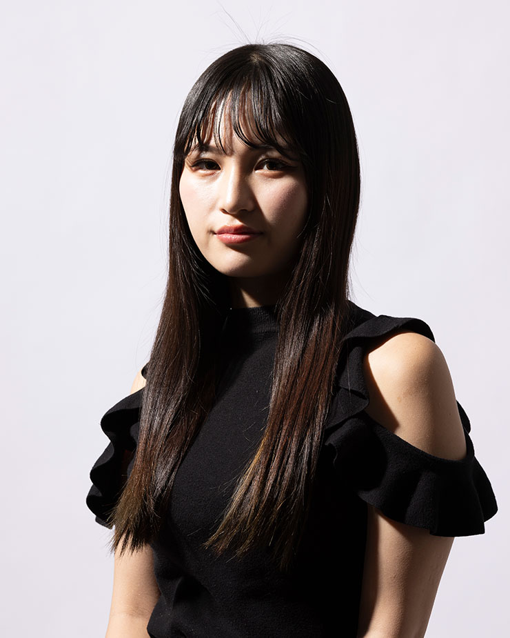 ショートライティングで撮影した女性の画像