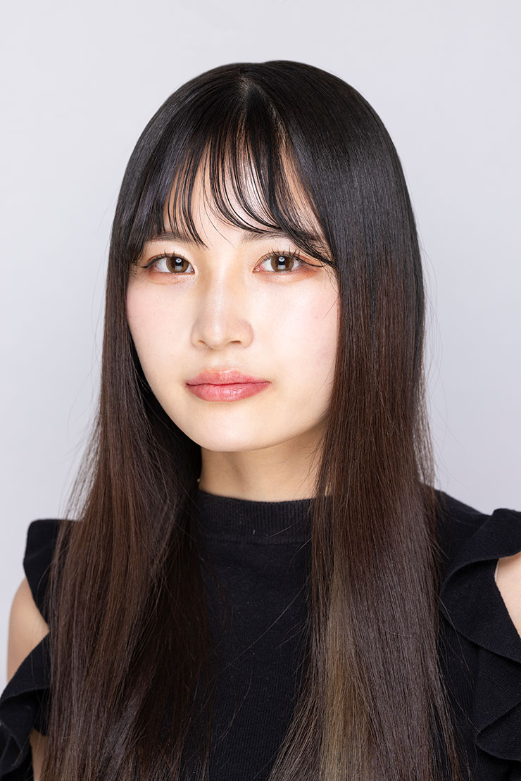 クラムシェルライティングで撮影した女性の画像