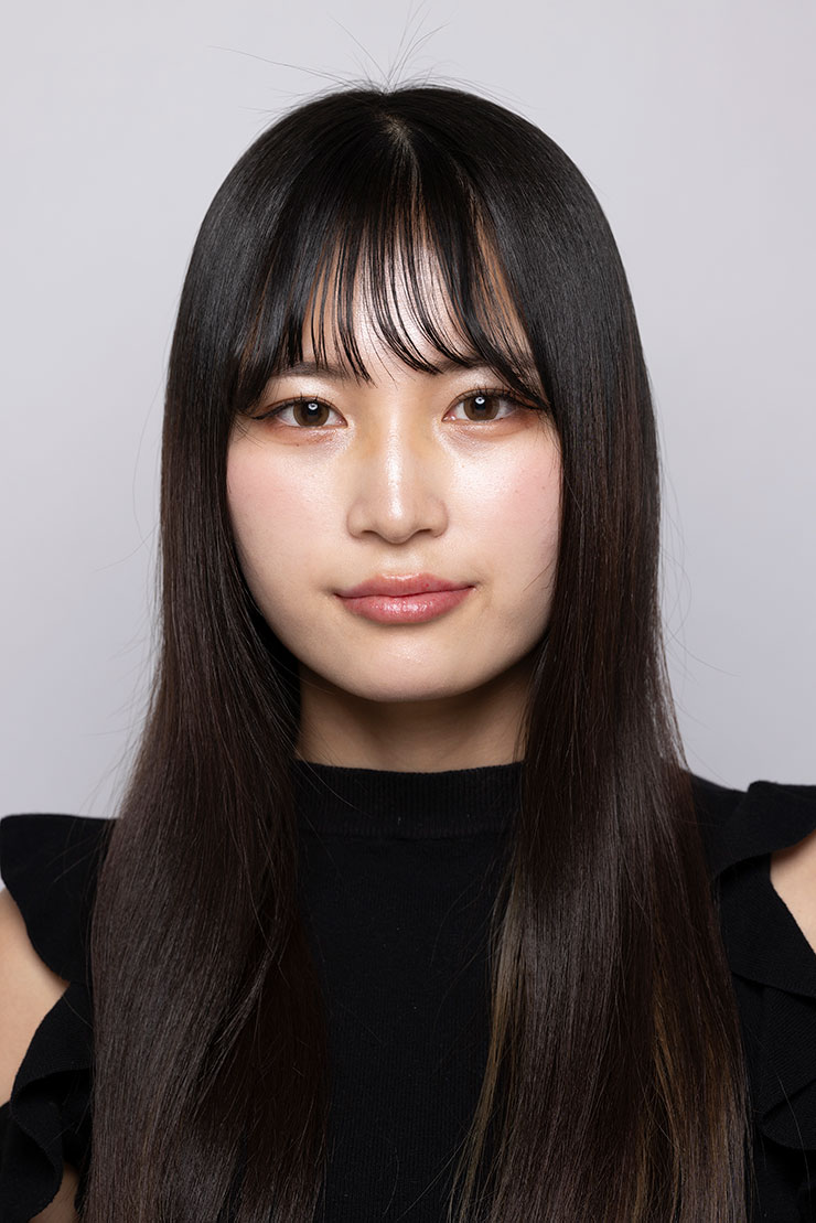 クラムシェルの上のライトで撮影した女性の画像