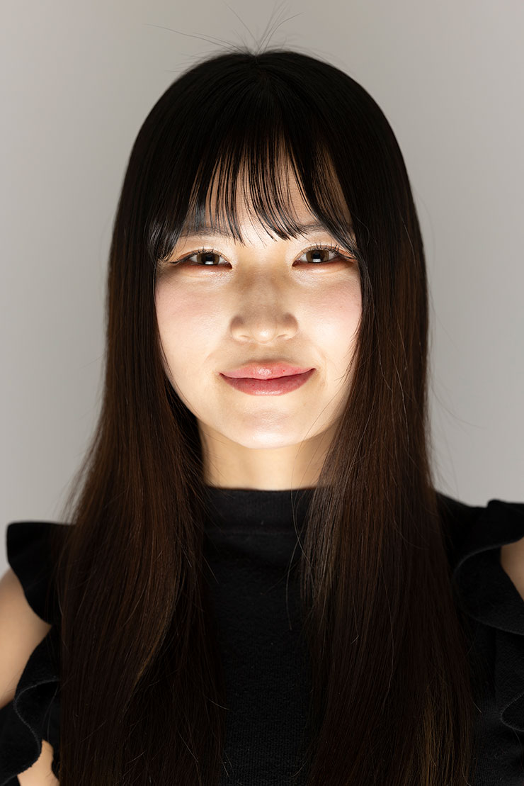 クラムシェルの下のライトで撮影した女性の画像