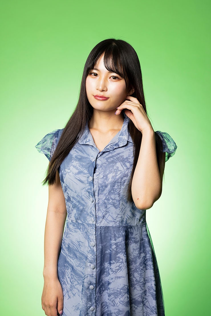 Profoto D1 500 Air、PHOTOFLEX Lite Dome Q3 9TM（platinum series） 、Profoto D1 ハニカムグリッド No.5 100mmで撮影した水色のワンピースを着た女性の画像