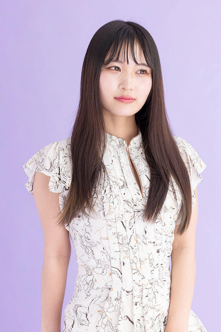 Profoto D1 500 Air、アンブレラ、トレペで撮影した白いワンピースの女性の画像