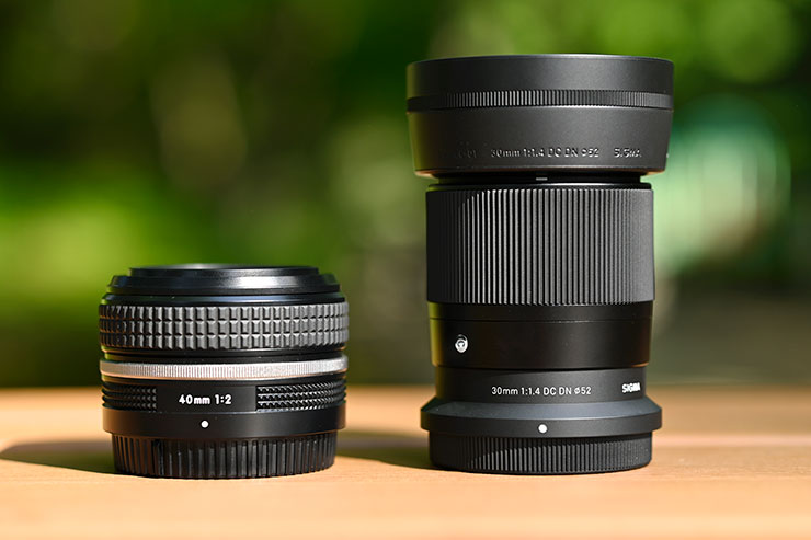 NIKKOR Z 40mmF2（左）とSIGMA 30mm F1.4 DC DN | Contemporary（右）の商品画像