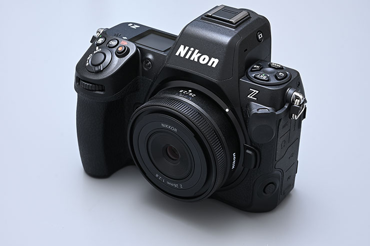 NIKKOR Z 26mm f/2.8を装着したZ 8の商品画像