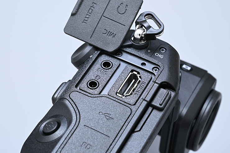 Z 8のHDMI端子挿し込み部の画像