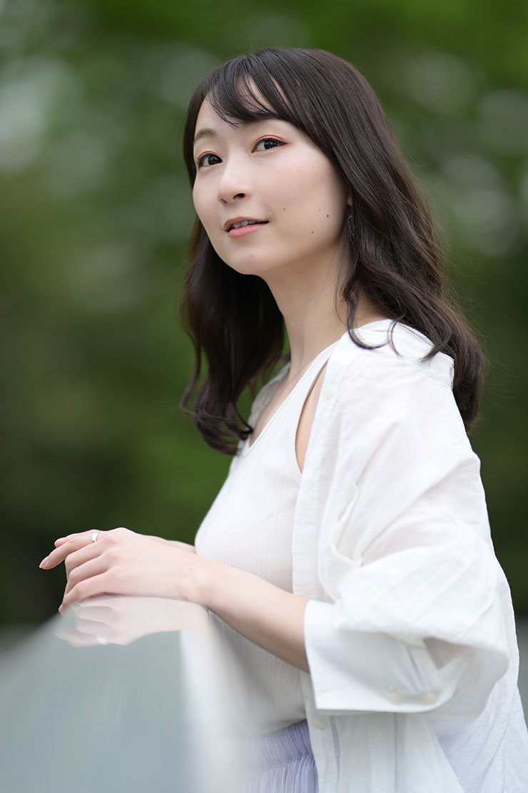 ニコン Z 8・NIKKOR Z 85mm f/1.2 Sで撮影した白い洋服を着た女性の画像