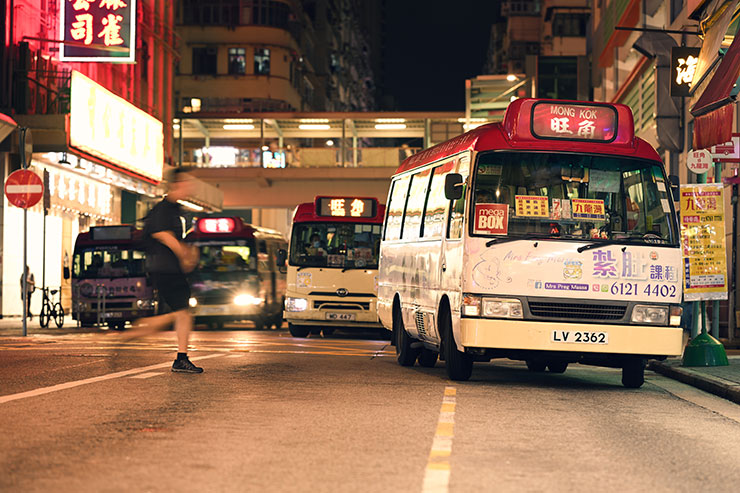 ニコン Z 8・NIKKOR Z 85mm f/1.2 Sで撮影した街中を走行するバスの画像