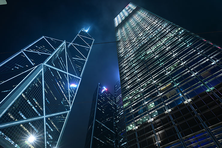 ニコン Z 8・NIKKOR Z 20mm f/1.8 Sで撮影したライトで装飾されたビルの画像