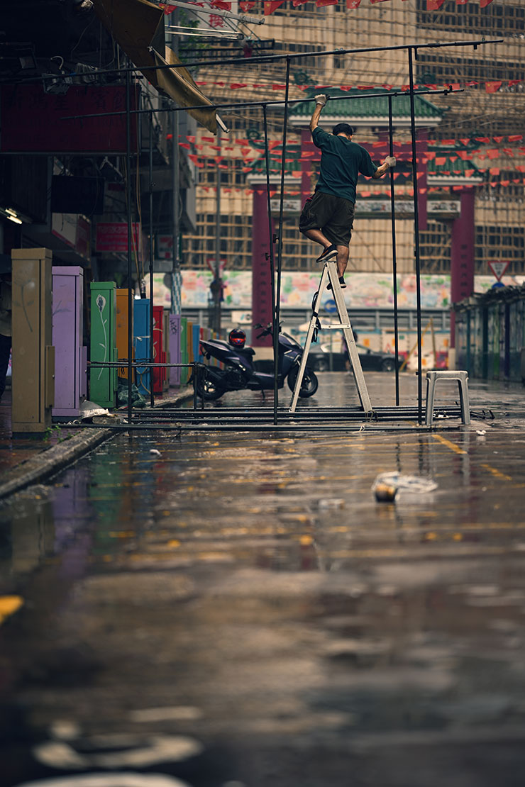 ニコン Z 8・NIKKOR Z 85mm f/1.2 Sで撮影した工事中の作業員の画像