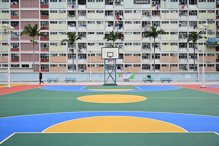 ニコン Z 8・NIKKOR Z 24-70mm f/2.8 S・36mmで撮影したアパートとバスケットコートの画像