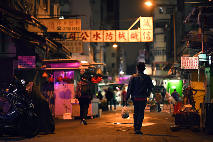 ニコン Z 8・NIKKOR Z 85mm f/1.2 Sで撮影した香港の夜の街を歩く人々の画像