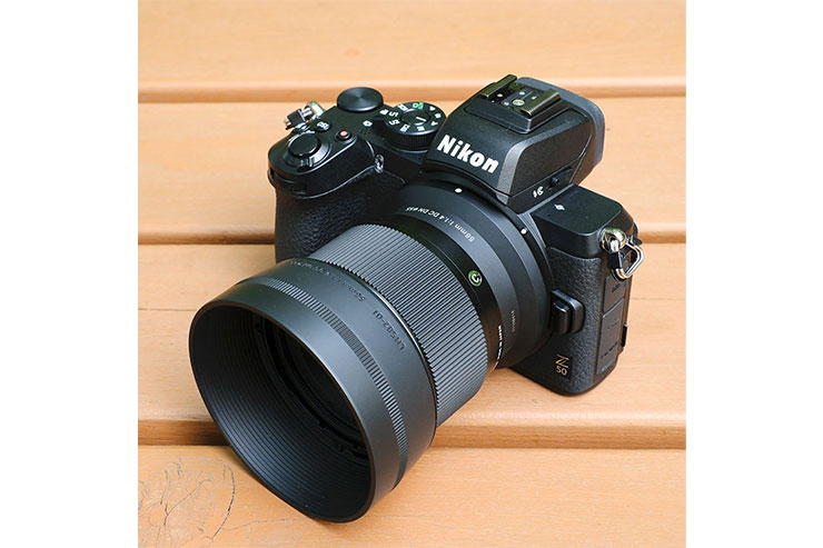 SIGMA 56mm F1.4 DC DN | ContemporarをNikon Z50に装着した（斜め横アングル）画像