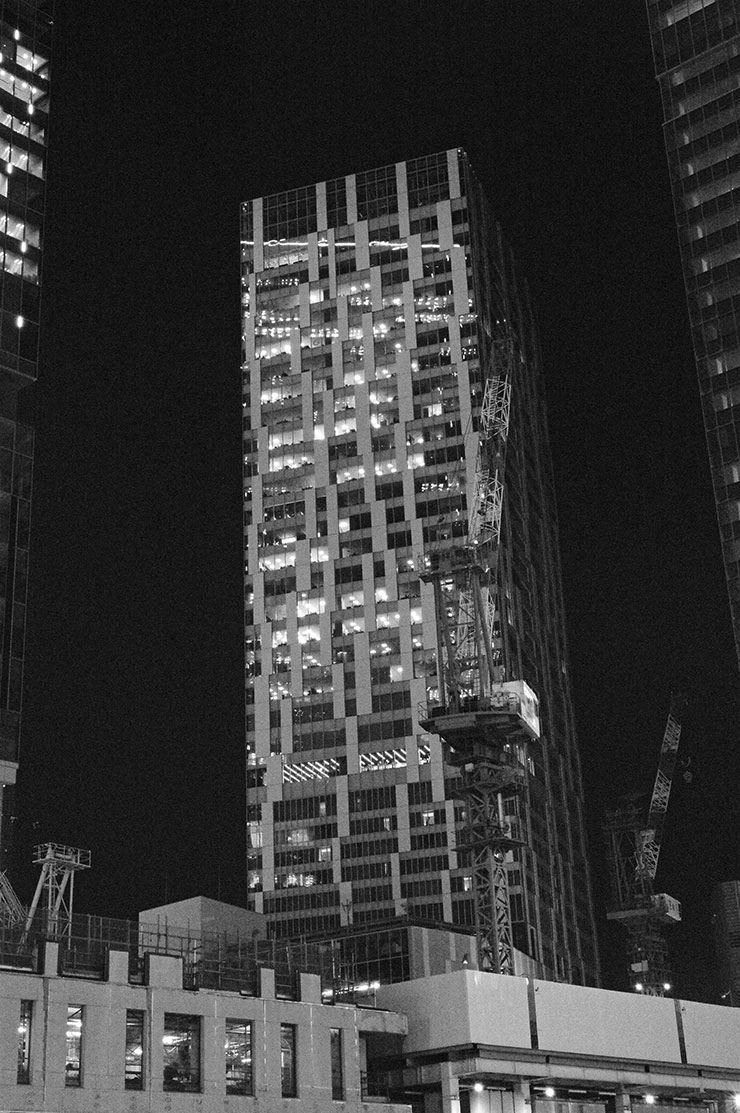 ライカM11モノクローム・ズミルックス M f1.4/50mm ASPH.で撮影した夜の工事中のビルの画像