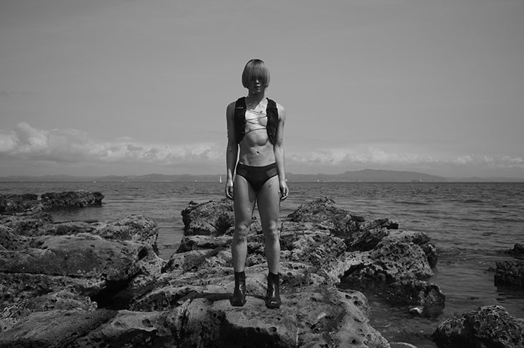 ライカM11モノクローム・ズミルックス M f1.4/50mm ASPH.で撮影した海岸に立つ水着の男性の画像
