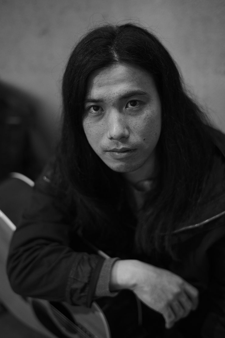 ライカM11モノクローム・ズミルックス M f1.4/50mm ASPH.で撮影した引き語りシンガーの男性の画像