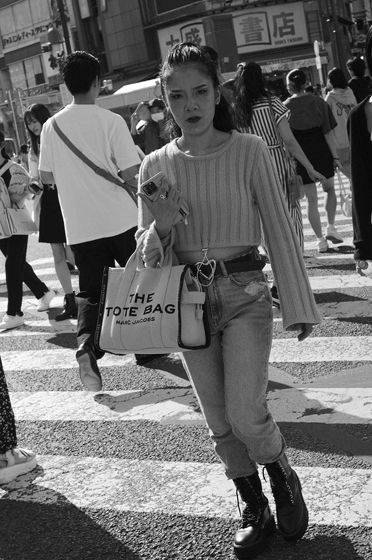 ライカM11モノクローム・ズミルックス M f1.4/50mm ASPH.で撮影した横断歩道を歩く女性の画像